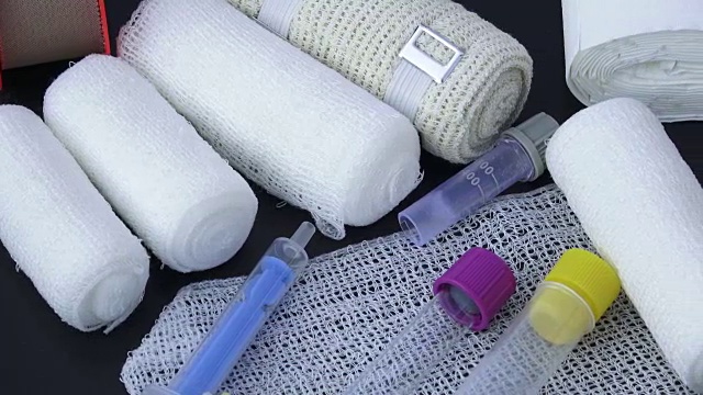 医用绷带，带胶布和注射器的医疗，保健或药房主题。医疗环境工具。