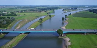 航拍:荷兰维安附近莱克河大桥上的公路交通情况- 4K