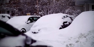莫斯科居民区，汽车被雪覆盖。