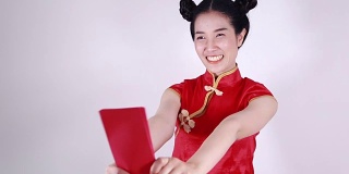 女人穿着旗袍，拿着红包，寓意春节快乐