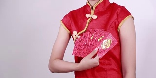 手握红包，寓意春节快乐