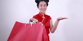 女人拿着购物袋和打开手掌的概念春节快乐