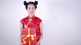 年轻女子拿着红色礼盒，寓意春节快乐视频素材模板下载
