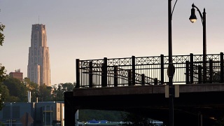 清晨骑自行车的人在热金属街桥上视频素材模板下载