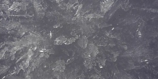 冰冻的雪花形成。冰冻的水晶体覆盖在寒冷的雪地上