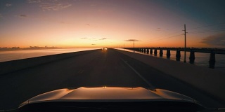 在佛罗里达群岛七英里大桥上开车