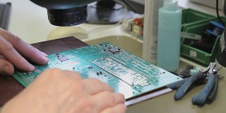 工程师用烙铁修理印刷电路板