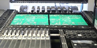 表面贴装技术(Smt)机器将元件放置在电路板上