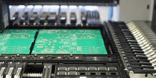 表面贴装技术(Smt)机器将元件放置在电路板上