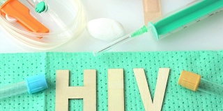 一次性注射设置在绿色背景。铭文艾滋病毒。