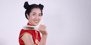 身着中国旗袍，手持中国扇子的女子