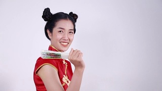 身着中国旗袍，手持中国扇子的女子视频素材模板下载