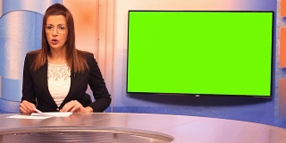 年轻女性电视主持人，绿幕背景