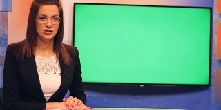 年轻女性电视主持人，绿幕背景