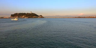 远处的Enoshima