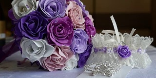 花束吊袜带婚礼放在新娘室内的桌子上的装饰品