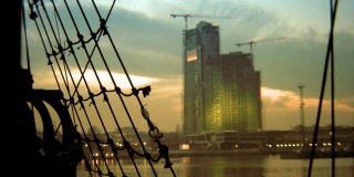 视频的背景。日落时分的港口城市。波兰格丁尼亚。高清