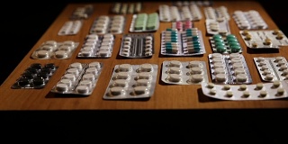 药片和药片的包装放在桌子上