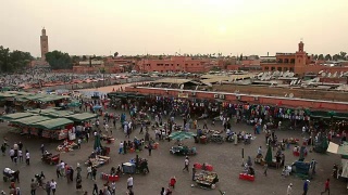 摩洛哥马拉喀什老城麦地那，成群的行人行走。视频素材模板下载