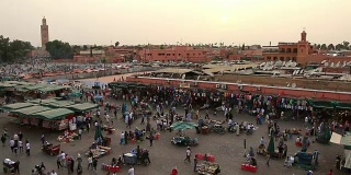 摩洛哥马拉喀什老城麦地那，成群的行人行走。