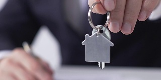 房地产经理将梦想之家的钥匙交给买家，签订租赁协议