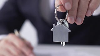房地产经理将梦想之家的钥匙交给买家，签订租赁协议视频素材模板下载