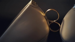 两个结婚戒指在结婚鞋之间视频素材模板下载