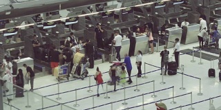 长时间暴露:旅客在机场登记大厅拥挤