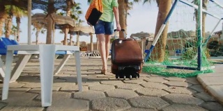 斯坦尼康热女人与旅行袋车轮上是在休闲区