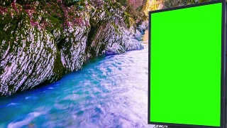 广告牌绿色屏幕靠近河边视频素材模板下载