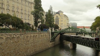 在奥地利维也纳，地铁列车行驶在横跨多瑙河的一座桥上视频素材模板下载