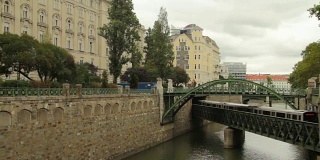 在奥地利维也纳，地铁列车行驶在横跨多瑙河的一座桥上