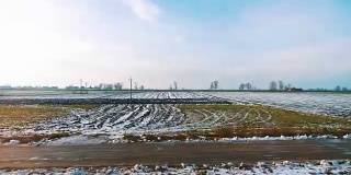 在4k慢镜头中，火车透过窗户观看冬天的田野