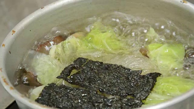 用水煮白菜汤，加上面条和海藻