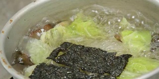 用水煮白菜汤，加上面条和海藻