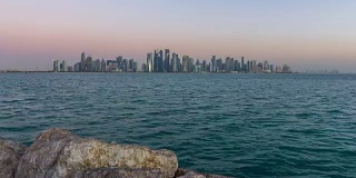 多哈的天际线从夜晚到白天的过渡时间在卡塔尔