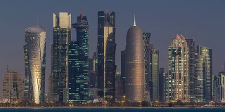 多哈的天际线从夜晚到白天的过渡时间在卡塔尔