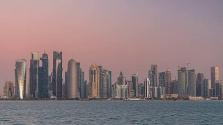 多哈的天际线从夜晚到白天的过渡时间在卡塔尔视频素材模板下载