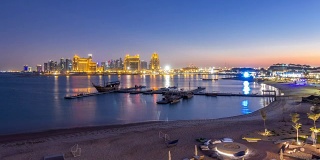 从卡塔拉海滩白天到晚上的时间推移在多哈，卡塔尔，向西湾和城市中心