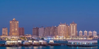 从卡塔拉海滩白天到晚上的时间推移在多哈，卡塔尔，朝着珍珠