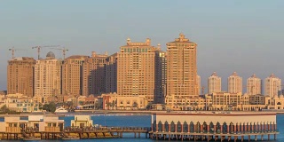 从Katara海滩的时间推移在多哈，卡塔尔，朝向珍珠