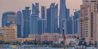 从卡塔尔多哈的卡塔拉海滩看过去，朝向西海湾和城市中心