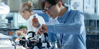 电子工程师与机器人，焊丝和电路工作。有专家工作的计算机科学研究实验室。