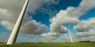 在多云的日子里，用于农业领域发电的延时风力涡轮机。可再生能源、工农业概念。环保电力生产