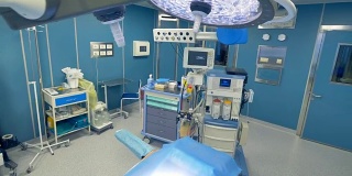 一个空的和未使用的手术台，在医疗灯下靠近工作设备。4 k。