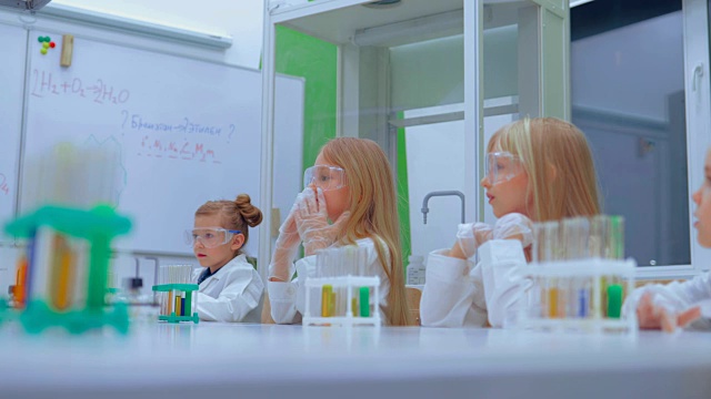 一组孩子在化学课上做实验。教育、儿童、科学和概念