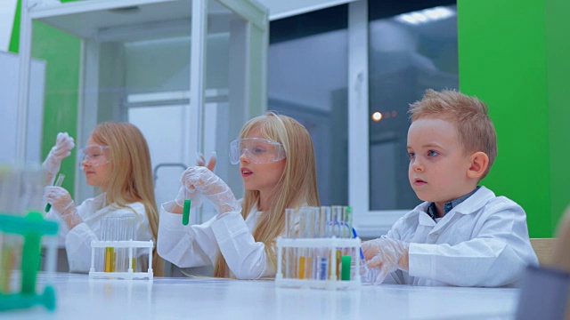 一组孩子在化学课上做实验。教育、儿童、科学和概念