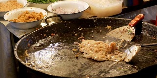 全国亚洲街头小吃。米粉与鸡蛋在一个大煎锅煮。泰国芭堤雅