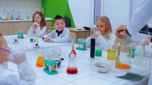 化学课上的孩子们。小学化学课-化学实验。教育、儿童、科学和概念