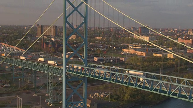 航拍:半卡车开过大桥进入底特律的物流中心